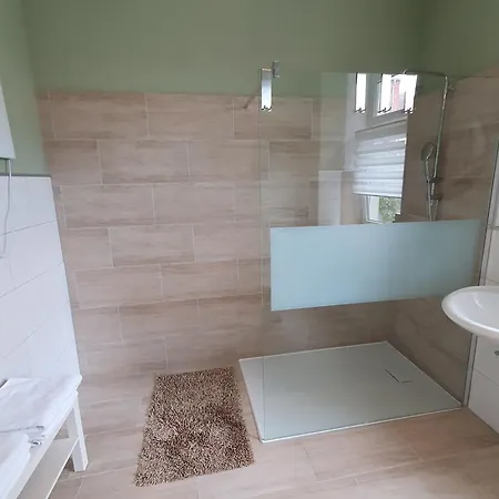 Grosse, Familienfreundliche Ferienwohnung, Ruhig Im Zentrum Von Apartmán