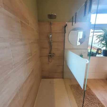 Grosse, Familienfreundliche Ferienwohnung, Ruhig Im Zentrum Von Apartmán